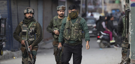 Indische Einsatzkräfte in der Nähe des Anschlagsortes in Srinaga...