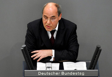»Schwachsinn« und »diffamierende Attacken« – Gregor Gysi am Mitt... »Schwachsinn« und »diffamierende Attacken« – Gregor Gysi am Mitt...