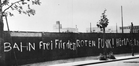 Graffito der KPD an einem Zaun 1932, Ort unbekannt: »Bahn frei f...