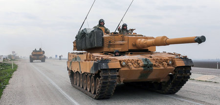 Türkischer Panzer vom Typ »Leopard« in der Nähe der syrischen Gr...