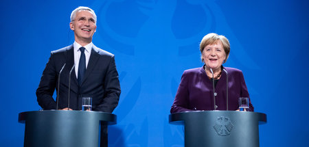 Trommeln für neue Kriege: Bundeskanzlerin Angela Merkel (CDU) un...
