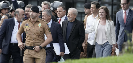 Auf dem Weg in die Freiheit: Lula da Silva (Mitte) am Freitag in