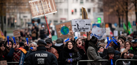 14.000 Menschen gingen am Sonnabend in Bielefeld gegen Neonazis ...