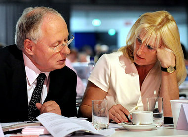 Kein Heimspiel: Christa Müller und Oskar Lafontaine am Samstag i...