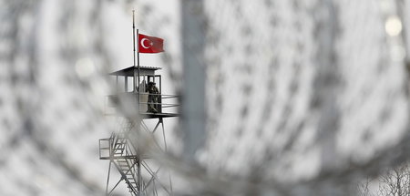 Türkischer Wachturm hinter dem Hochsicherheitszaun an der Grenze