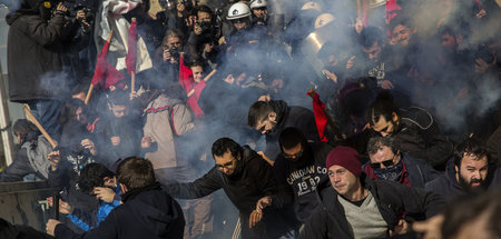 Griechische Bereitschaftspolizei greift Demonstranten vor dem Pa