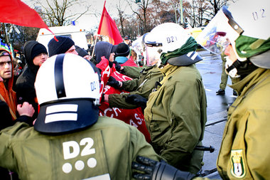 Polizei geht am 1. Dezember 2007 gegen Antifa-Blockade in Berlin...