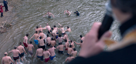 Mit lauter fast nackten Männern im eiskalten Wasser: Petrunya (Z... Mit lauter fast nackten Männern im eiskalten Wasser: Petrunya (Z...