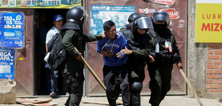 Mit Knüppeln gegen Demonstranten: Cochabamba am Dienstag