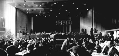 Angekommen. Die Delegierten des Godesberger Parteitags der SPD, ... Angekommen. Die Delegierten des Godesberger Parteitags der SPD, ...