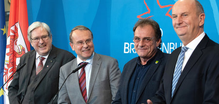 Zufrieden auf allen Ebenen: Brandenburgs Ministerpräsident (r-l)... Zufrieden auf allen Ebenen: Brandenburgs Ministerpräsident (r-l)...