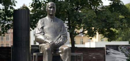 Das Brecht-Denkmal vor dem Berliner Ensemble (2008)