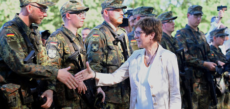Verteidigungsministerin Annegret Kramp-Karrenbauer (CDU) hält di...