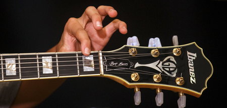 Wer behauptet, im Osten gäbe es keine fingerverknotende Gitarris...