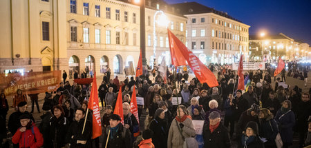 Zahlreiche Menschen protestierten am Montag gegen das Bundeswehr