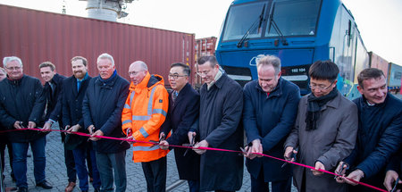 Dong Wanxu (5. v. r.), CEO von Beijing Trans Eurasia Internation...