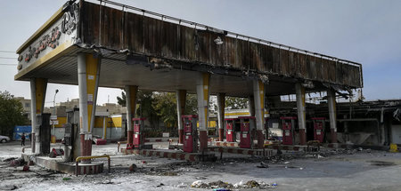 Eine während der Proteste im Iran abgebrannte Tankstelle in Tehe...
