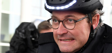 »Looks like shit ...«: Der Helm des Verkehrsministers Andreas Sc...