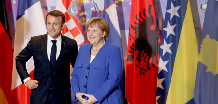 Frankreichs Präsident Emmanuel Macron (l.) und Kanzlerin Angela ...