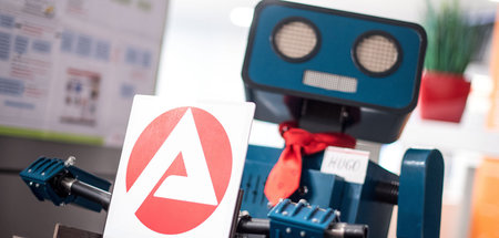 Dystopie oder missglückter Gag? Roboter als Werbefigur vor Berat...