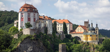»So martialisch wie malerisch auf nacktem Fels«: Schloss Vranov ...