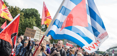 VVN-BdA-Fahne beim Protest gegen einen Nazi-Gedenkaufmarsch am 1