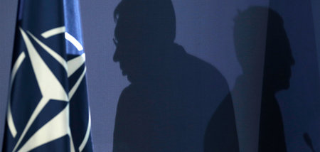 Die Schatten des serbischen Staatschefs Aleksandar Vucic (l.) un...