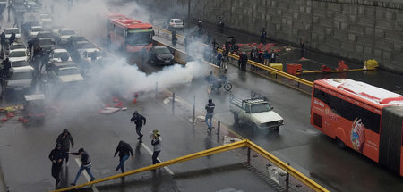 Einsatzkräfte beim Versuch, Proteste mit Tränengas aufzulösen (T...
