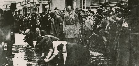 Nach der Annexion Österreichs sehen Anwohner zu, wie österreichi... Nach der Annexion Österreichs sehen Anwohner zu, wie österreichi...