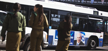 Achtung, Wahlwerbung: Soldaten vor Bus in Tel Aliv