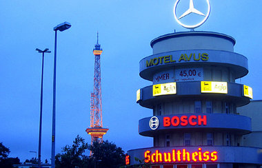 Ein abendlicher Streifzug durch die Hauptstadt: »Berlins blaue S... Ein abendlicher Streifzug durch die Hauptstadt: »Berlins blaue S...