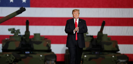 Bei den Waffenproduzenten: US-Präsident Donald Trump am 20. März... Bei den Waffenproduzenten: US-Präsident Donald Trump am 20. März...