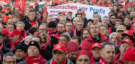 »Menschen vor Profit«: Demonstration der IG Metall in Stuttgart ...