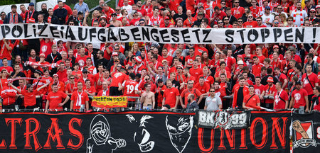 Politischer Protest von Fußballfans bei einem Bundesligaspiel in... Politischer Protest von Fußballfans bei einem Bundesligaspiel in...