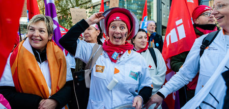 Von wegen stiller Protest: Krankenhausbeschäftigte bei Protestzu...