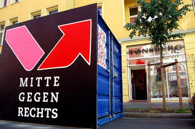Bleibender Protest gegen »Thor Steinar«-Laden in Berlin-Mitte Bleibender Protest gegen »Thor Steinar«-Laden in Berlin-Mitte