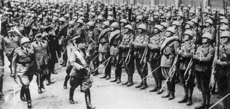 »Und so war der Begriff da«: Mussolini vor seinen Truppen in Rom...