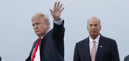 US-Präsident Donald Trump (l.) und der US-Botschafter bei der EU...