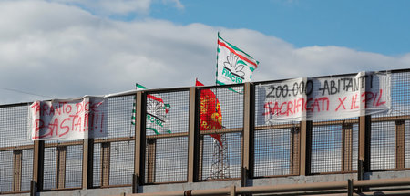 10.000 Jobs in Gefahr: Banner und Plakate am Stahlwerk Ilva im i...