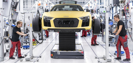 Fließbandarbeit bei Audi im Werk Neckarsulm