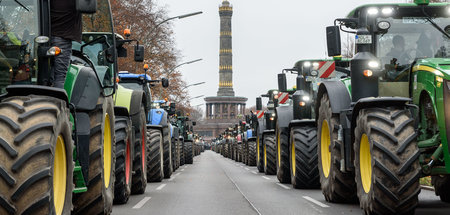 Beeindruckende Kolonne: Traktoren auf der Straße des 17. Juni in...