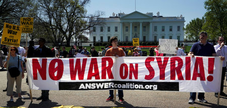 Proteste gegen US-Luftangriffe in Syrien vor dem Weißen Haus in ...