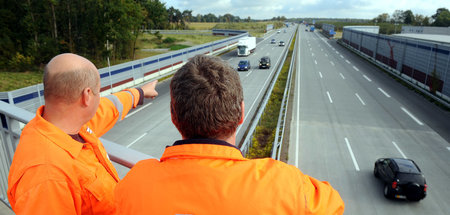 Mitarbeiter des privaten Konsortiums »A1 mobil« an der Autobahn ...