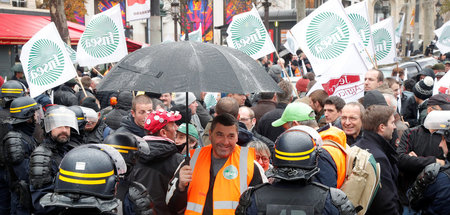 Entspannt wirkende Konfrontation: Bauern blockieren am Mittwoch ...