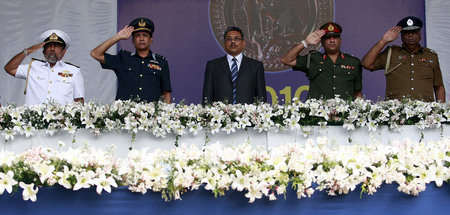 Der heutige Präsident, Gotabhaya Rajapaksa (M.), war Verteidigun