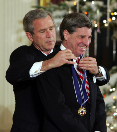 George W. Bush zeichnet Lewis Paul Bremer III. mit der Freiheits...