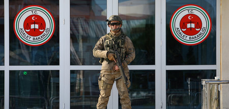Ein türkischer Soldat vor der Strafvollzugsanstalt in Silivri, e...