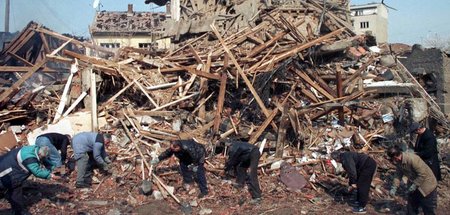 Die Realität: ein zerstörtes Haus in Pristina nach einer Bombard...