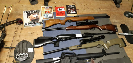 Ein nach den Hausdurchsuchungen bei Neonazis von der italienisch...
