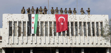 Türkische Soldaten (r.) und mit Ankara verbundene syrische oppos...